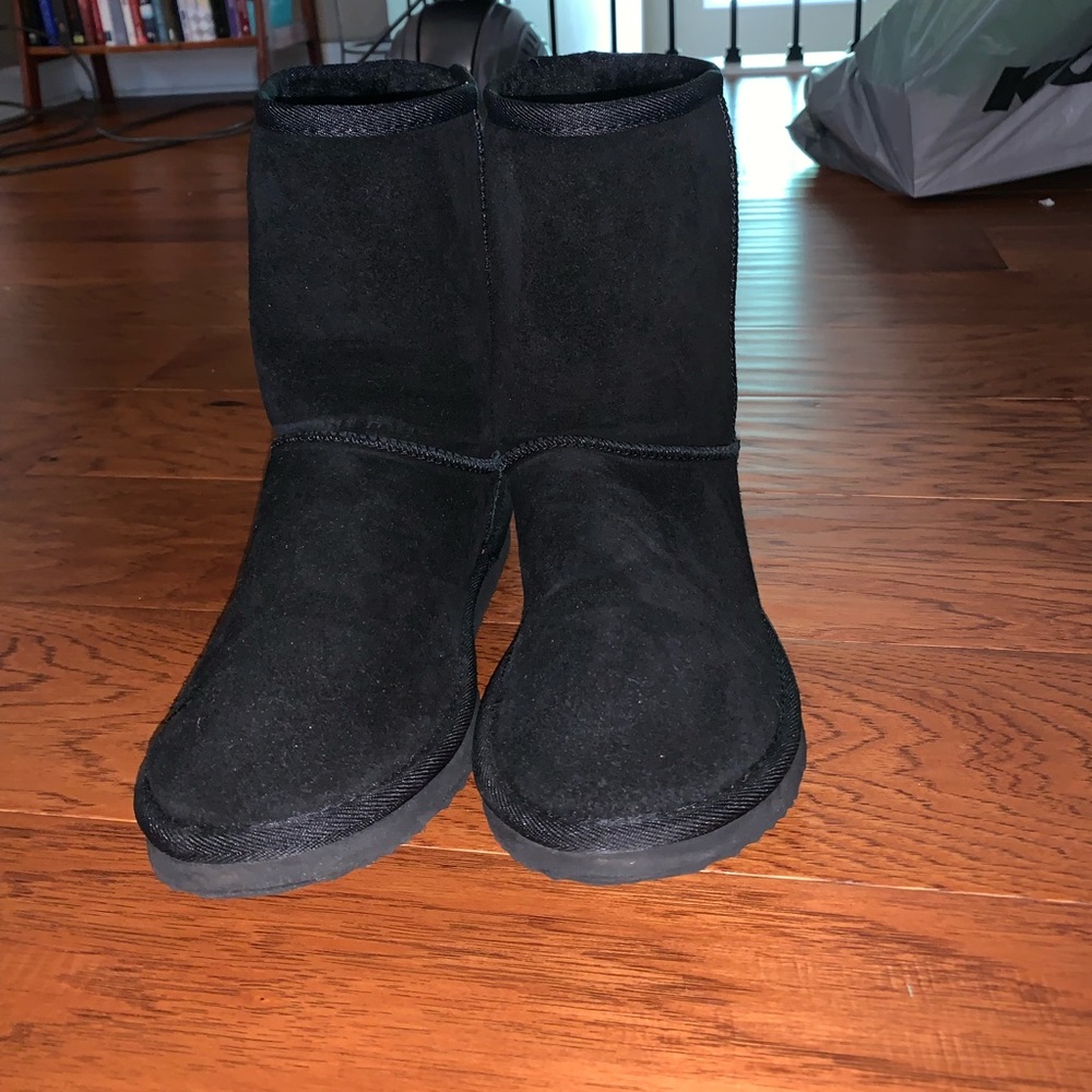 Black mid-rise boots
